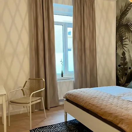 Apartamento Elster 1, Eg, Neues In Gera, 4 Schlafzimmer, 2 Wcs Und Bad Sowie Terrasse *