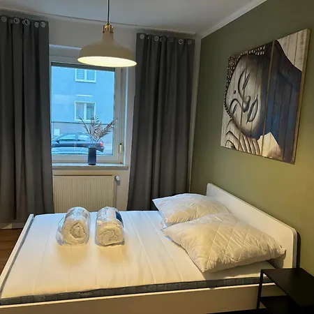 Neues In Gera, Erdgeschoss, 4 Schlafzimmer, 2 Wcs Und Bad Sowie Terrasse, Quartier1 Apartment