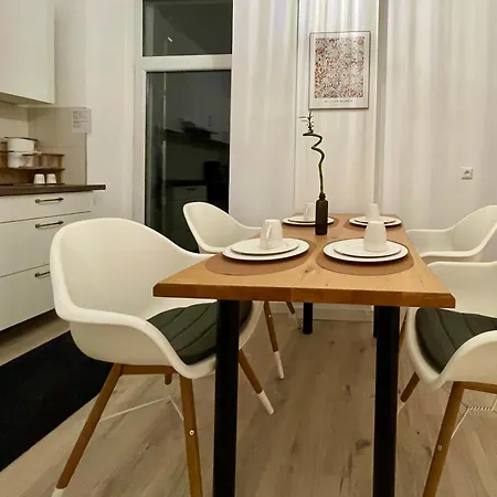 Apartment Neues In Gera, Erdgeschoss, 4 Schlafzimmer, 2 Wcs Und Bad Sowie Terrasse, Quartier1 Gera